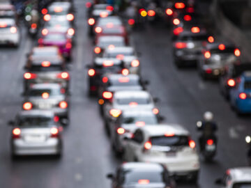 Busy crowded traffic jam on the road Versicherungsmakler Essen