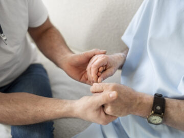 old-patient-suffering-from-parkinson Versicherungsmakler Essen